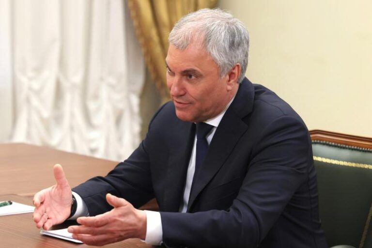 budushhee-v-vashih-rukah-volodin-pozdravil-vypusknikov-s-okonchaniem-shkoly-2a12bb0