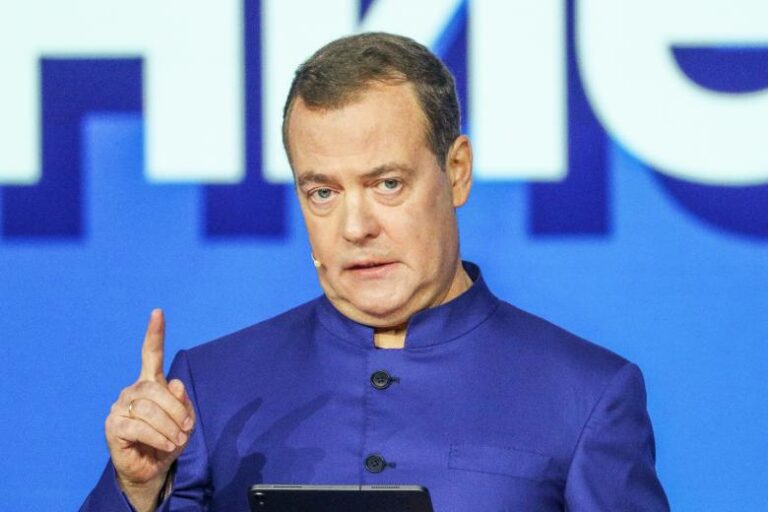medvedev-predlozhil-pomoshh-v-primirenii-trampa-i-maska-za-razumnuju-platu-b386de9