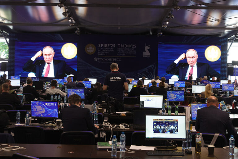 nado-zhe-zakusit-putin-poshutil-o-posledstvijah-postavki-vodki-v-juar-95779bf