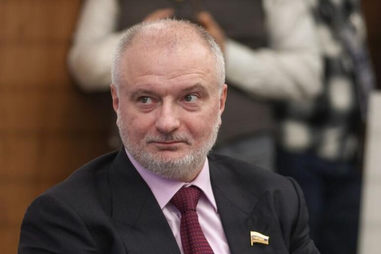 rossijskij-senator-dal-objasnenie-vyhodke-kieva-s-obmenom-telami-soldat-07db0fc