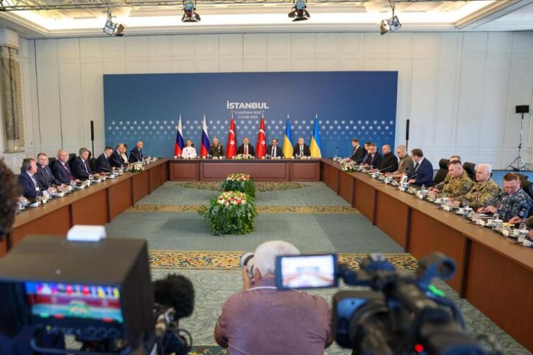 v-kremle-ne-vidjat-nuzhdy-menjat-peregovornuju-ploshhadku-po-ukraine-82fb110