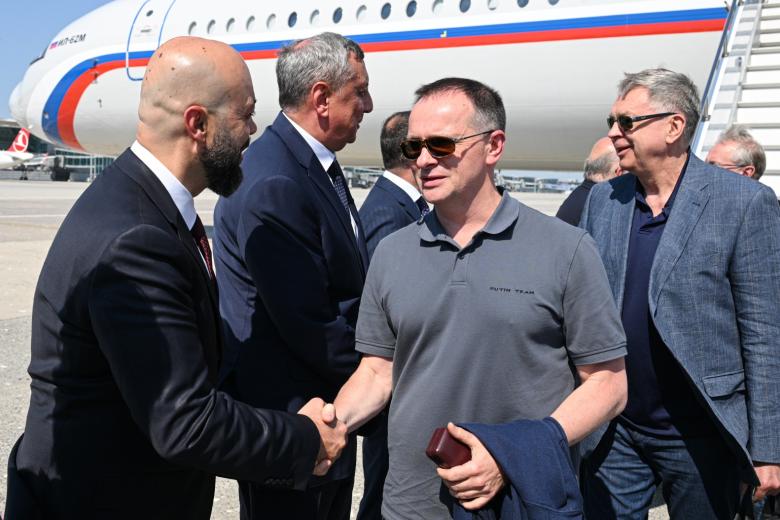 Мединский прилетел на переговоры с Украиной в поло с надписью Putin Team