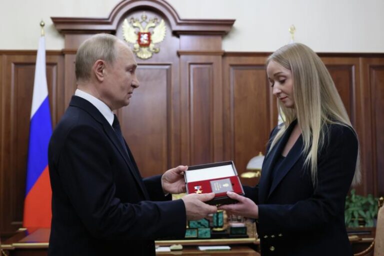 my-budem-pomnit-ego-putin-vstretilsja-s-vdovoj-pogibshego-gudkova-882a051