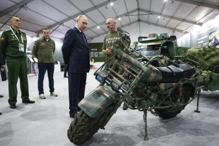 putin-posetil-posvjashhennuju-rabote-narodnogo-fronta-vystavku-6985e63