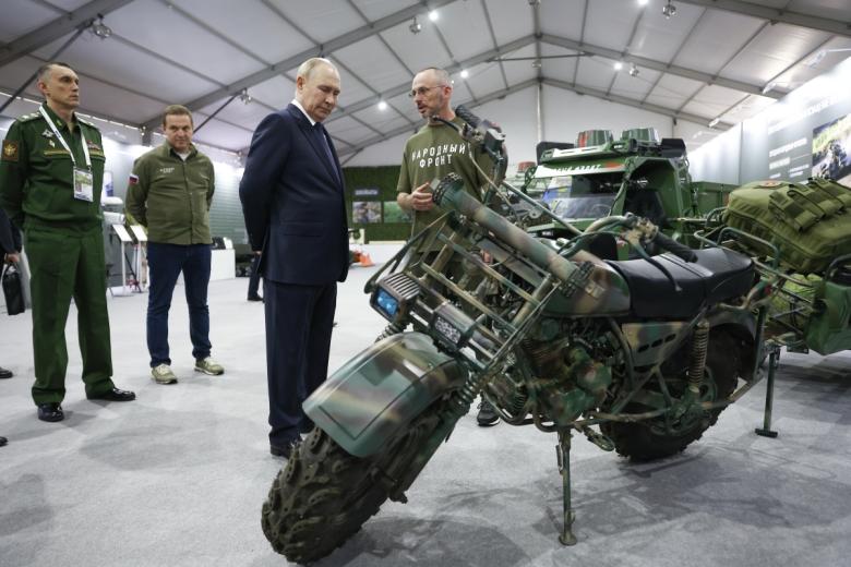 putin-posetil-posvjashhennuju-rabote-narodnogo-fronta-vystavku-6985e63