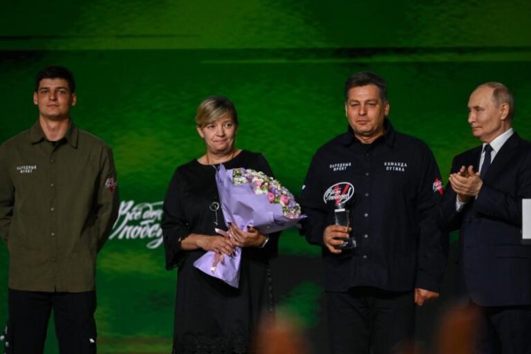 putin-vruchil-volonteram-svo-premiju-vse-dlja-pobedy-96bffc1