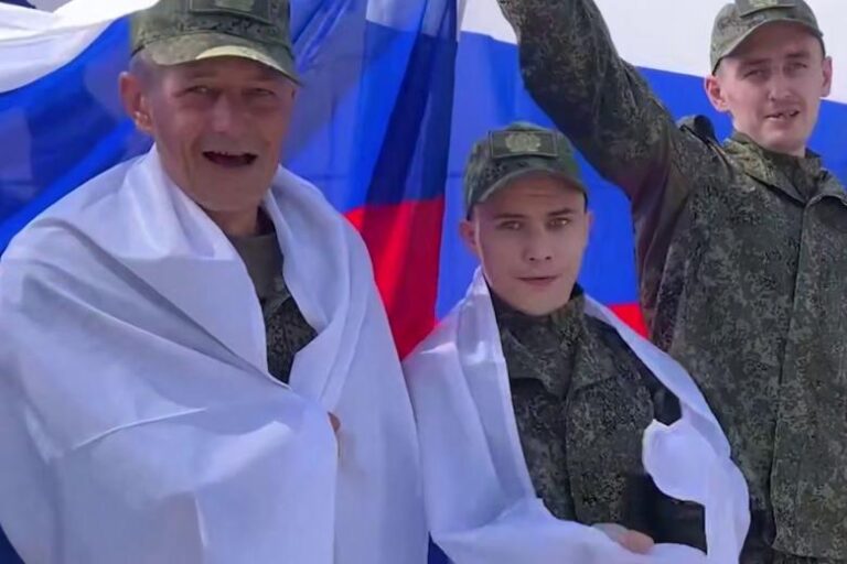 jarkie-emocii-vernuvshihsja-iz-ukrainskogo-plena-soldat-popali-na-video-5782a17