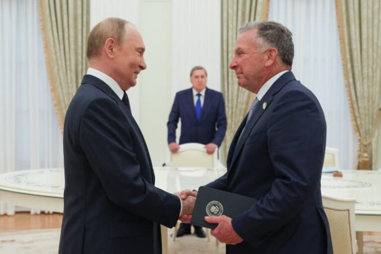 putin-prinjal-uitkoffa-v-kremle-ed4daf9