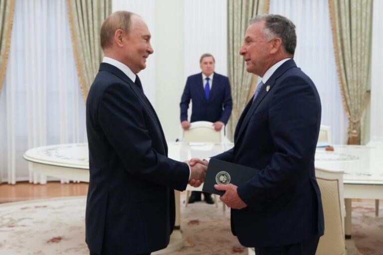 putin-prinjal-v-kremle-poslannika-trampa-uitkoffa-chto-izvestno-insajdy-a2f88ca