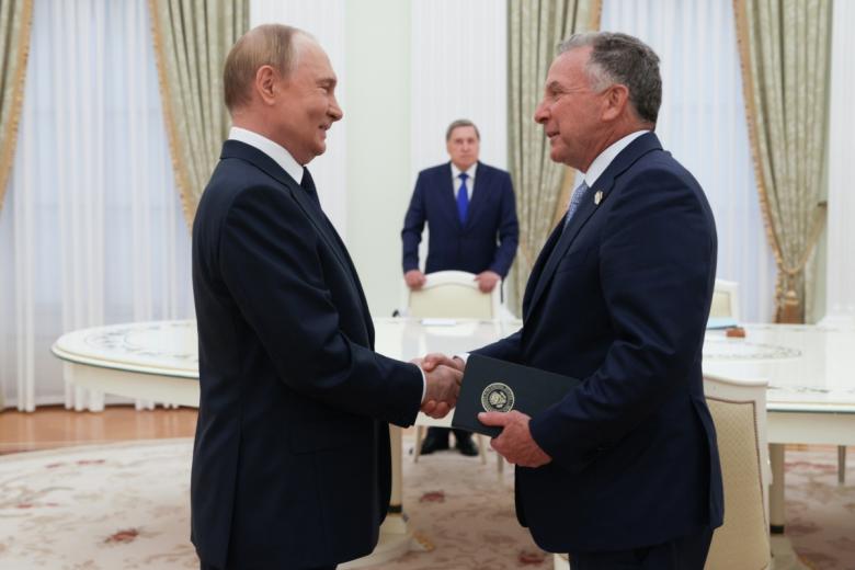 putin-prinjal-v-kremle-poslannika-trampa-uitkoffa-chto-izvestno-insajdy-a2f88ca