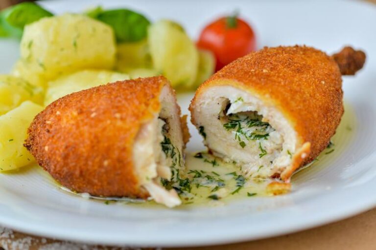 zhurnalistov-iz-rf-nakormili-kotletami-po-kievski-pered-priletom-na-aljasku-91ada6a