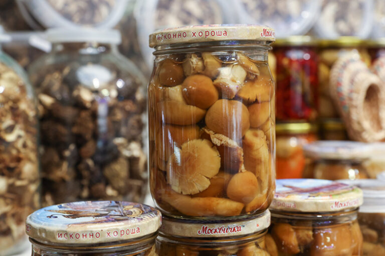 mikolog-dal-sovet-kak-bezopasno-solit-griby-i-izbezhat-botulizma-e8aa9d9