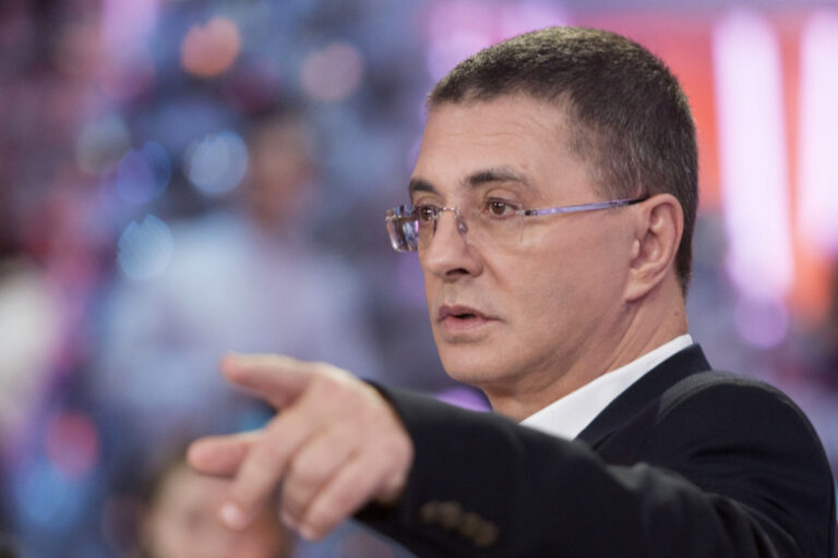 mochitsja-na-pol-mjasnikov-raskryl-sposob-uskorit-priem-v-bolnicah-ssha-dcb00c3