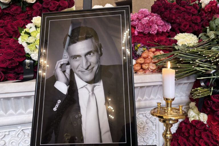 venok-ot-putina-otkrytyj-grob-slezy-zheny-kak-proshlo-proshhanie-s-keosajanom-89c44ae