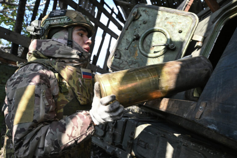 artillerija-i-bpla-srovnjali-s-zemlej-vrazheskie-oporniki-v-dnr-7154331