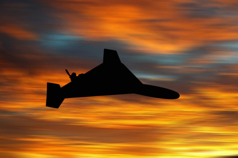 moshhnye-vzryvy-posle-udara-geranjami-po-pozicii-vsu-popali-na-video-2bfe076