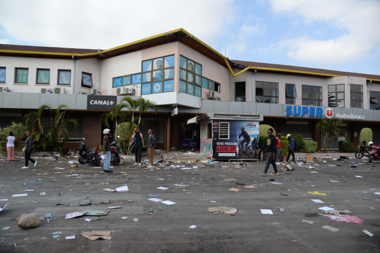 na-rodine-lemurov-objavili-o-popytke-voennogo-perevorota-194e644