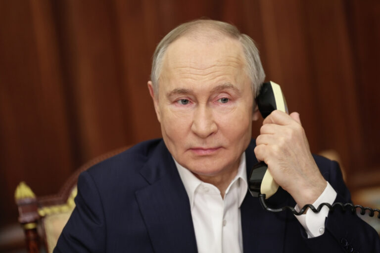putin-i-aliev-proveli-telefonnyj-razgovor-5a4f3b6