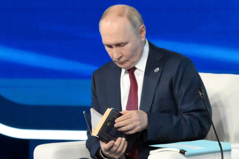 putin-otvetil-vragam-rossii-stihotvoreniem-pushkina-d633958