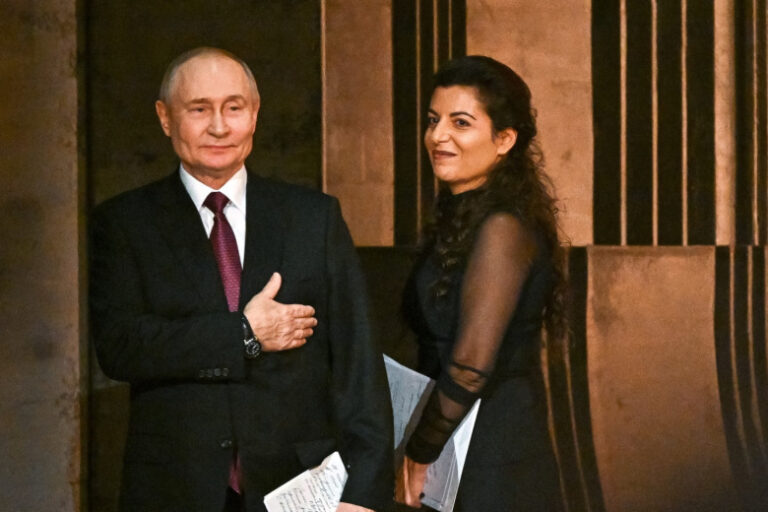 putin-podderzhal-simonjan-posle-smerti-muzha-7028141