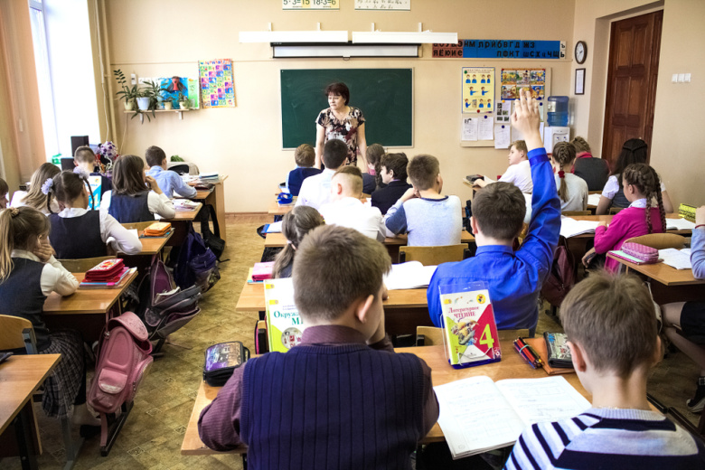 rossijskim-uchiteljam-soobshhili-prijatnuju-novost-o-zarplatah-3f477be