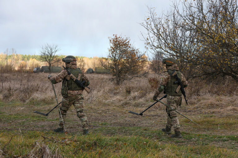 sapery-metr-za-metrom-ochishhajut-kurskuju-oblast-ot-podarkov-vsu-73f4aa1