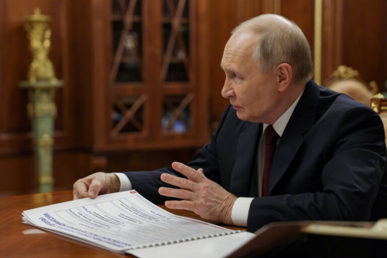 putin-otmetil-rabotu-profsojuzov-v-opasnyh-uslovijah-zony-svo-6ec29a1