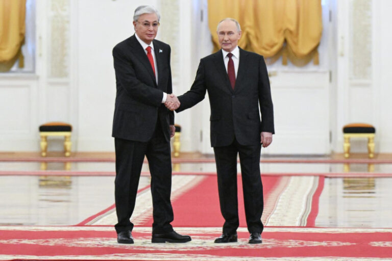 v-kremle-rasskazali-kak-druzhba-putina-i-tokaeva-vlijaet-na-otnoshenija-stran-bda4e00