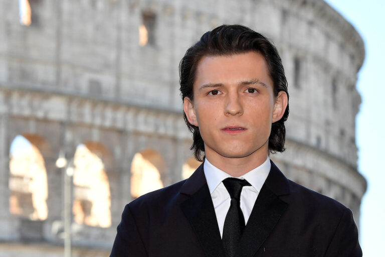 chelovek-zhulik-rossijane-atakovali-toma-hollanda-iz-za-afery-s-dolinoj-d691c29