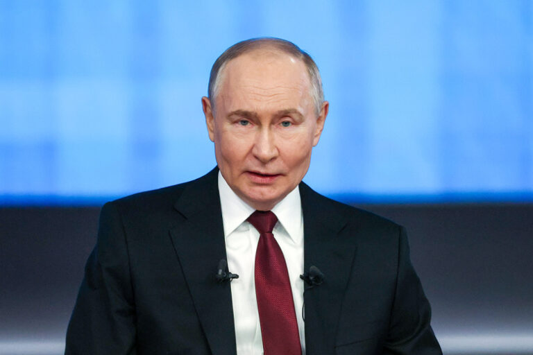 putina-posadjat-za-treugolnyj-stol-na-prjamoj-linii-fad9464