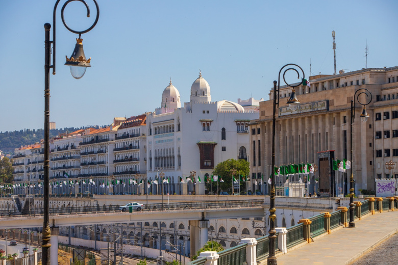 v-alzhire-prinjali-zakon-objazavshij-francuzov-izvinjatsja-0e3a72d