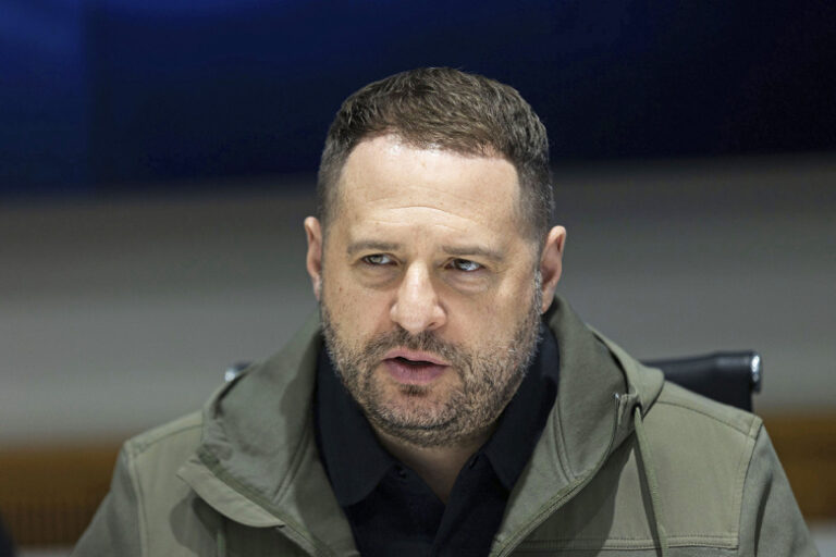 v-kremle-otvetili-povlijaet-li-otstavka-ermaka-na-peregovory-po-ukraine-ea9745c