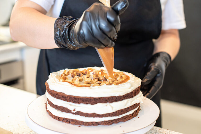 novogodnij-tort-bez-duhovki-vkusnyj-sjurpriz-kotoryj-sekonomit-vam-kuchu-vremeni-53a9ec8